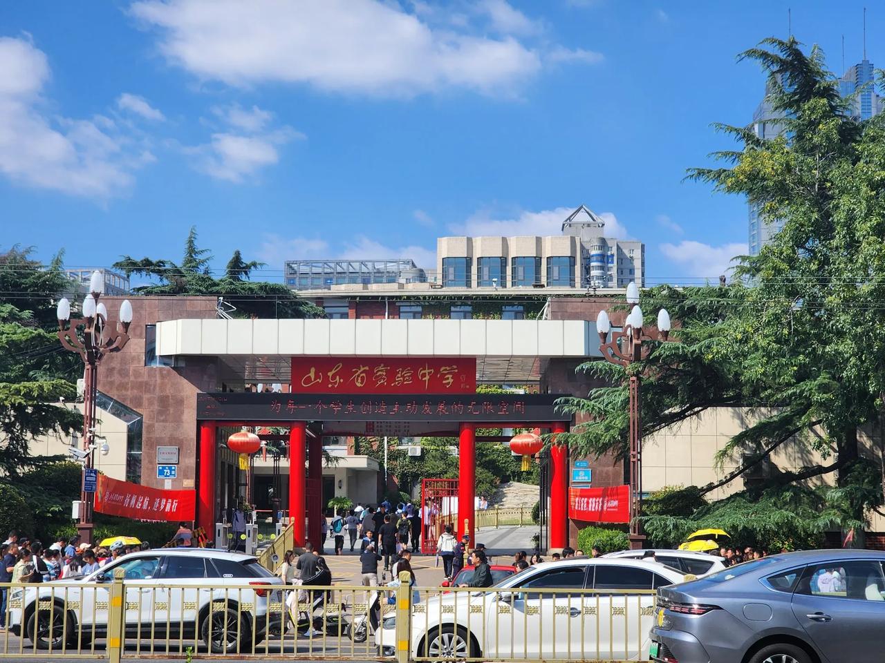 现在国产办公软件越来越好了。媳妇要做一个PPT，周一用，但是我们俩都不擅长做PP