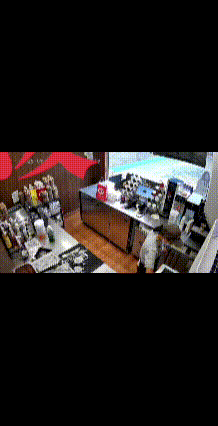 一女子气哄哄的进店
把点好的咖啡倒在店里
原因是该女子点的是自提
但是却说自己找