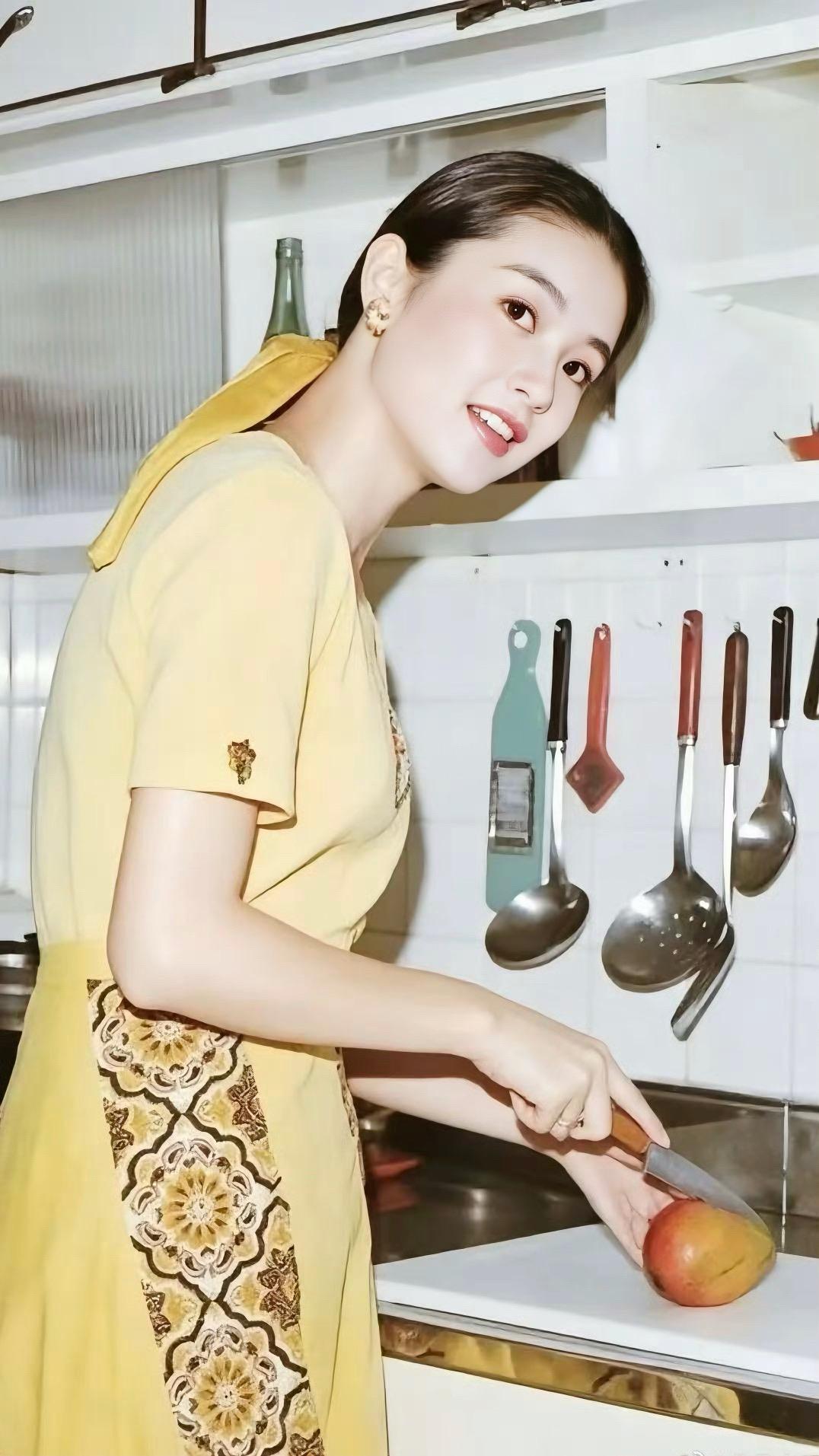 曾经有人评价她：五十年才出一个
1974年的夏天，这抹惊艳了时光的画面，大家叫得