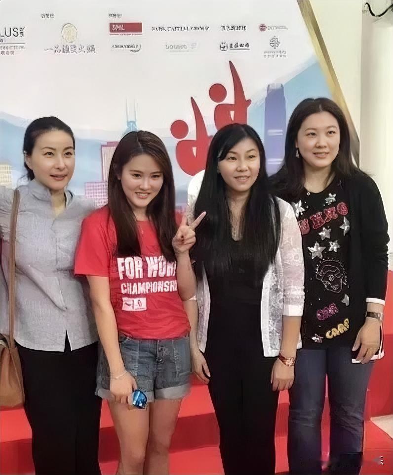 左边是郭晶晶，右边是伏明霞，中间的两位美女是谁？四位都是跳水界的传奇人物吧！