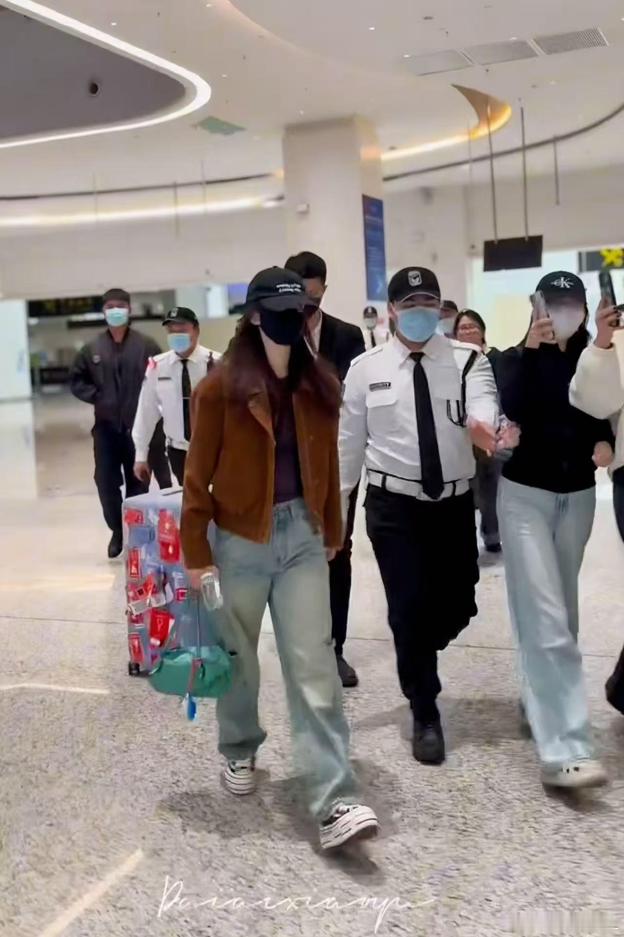 在机场路透中：上脚【xVESSEL Double Rise新款“泰晤士河”】以匠