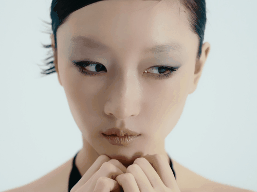 #周冬雨脱线妆# 周冬雨嘉人四月刊封面大片，脱线妆造型好特别啊 ​​​