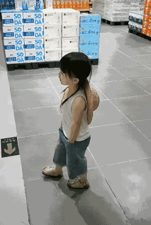 小孩哥看起来有心事。
给他，都给他。