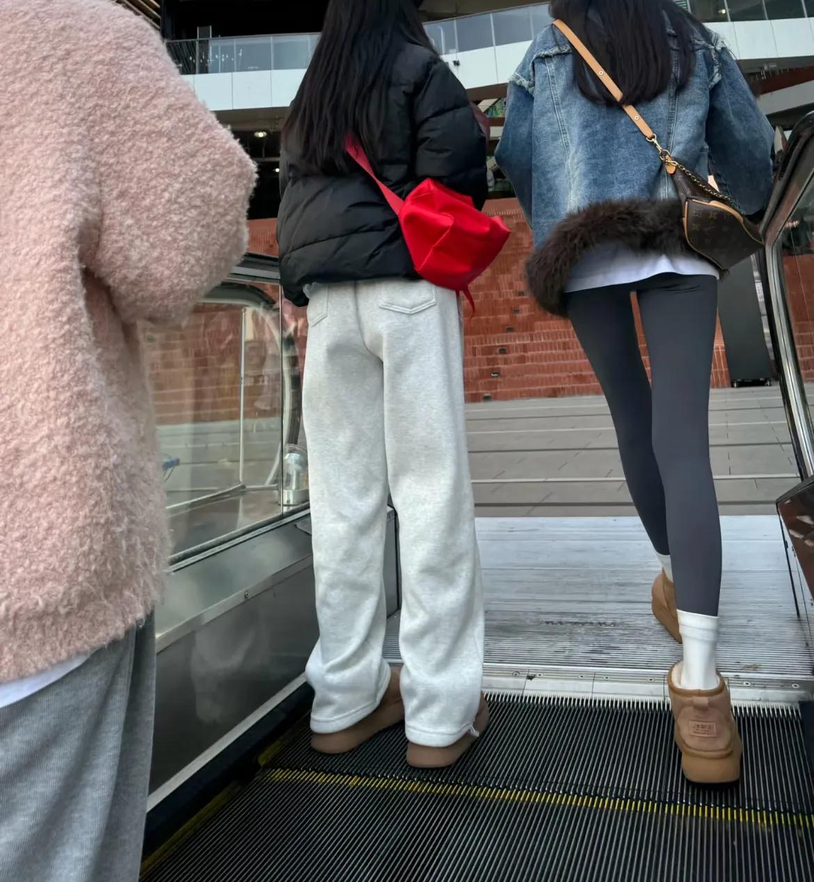谁懂，为什么现在女生都这样穿了???

哇塞，姐妹们，一眼就被这条卫衣裤深深吸引