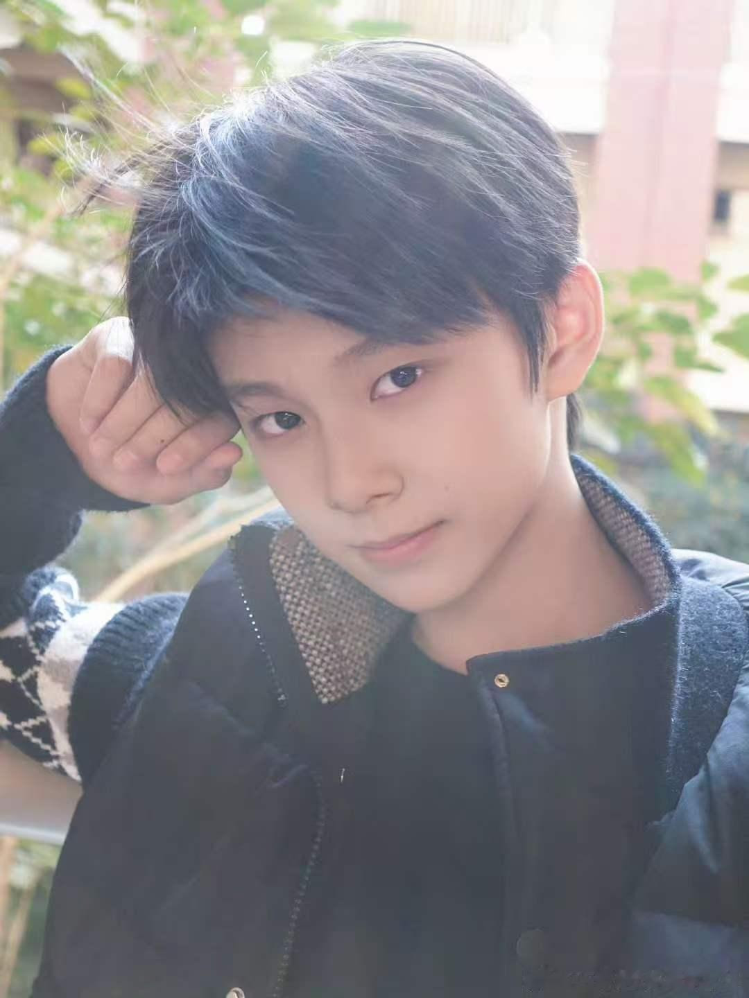 陈思罕心情依旧美好陈思罕阳光下的自拍 哇塞哇塞 