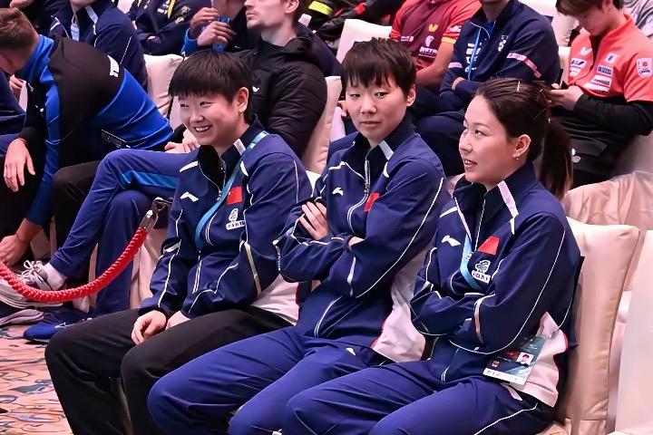 国乒“三朵金花”聊天瞬间

莎莎：真是感叹，时间过得真快啊！
曼昱：可不是，转眼