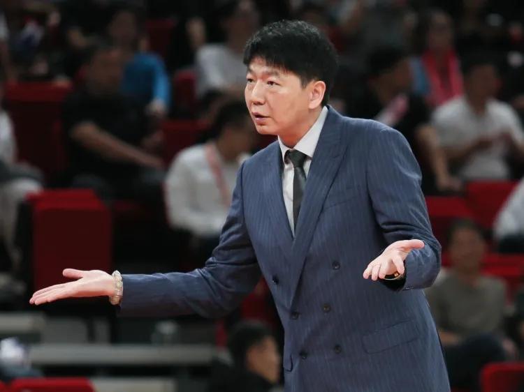 随着CBA第一阶段比赛结束，对各队评价如下:
1，北京队:实力提升一档！关键是在