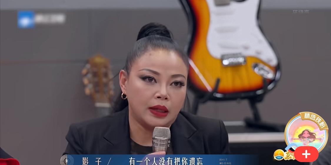 舞台灯光烤得人脸发烫。
欢子握住话筒的手指节泛白，评委席飘来一句：“不好意思，真