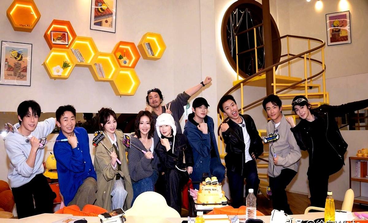 周冬雨又哭了，这次不是演戏。

真没想到，30多岁的人了，在综艺《周五晚高疯》里