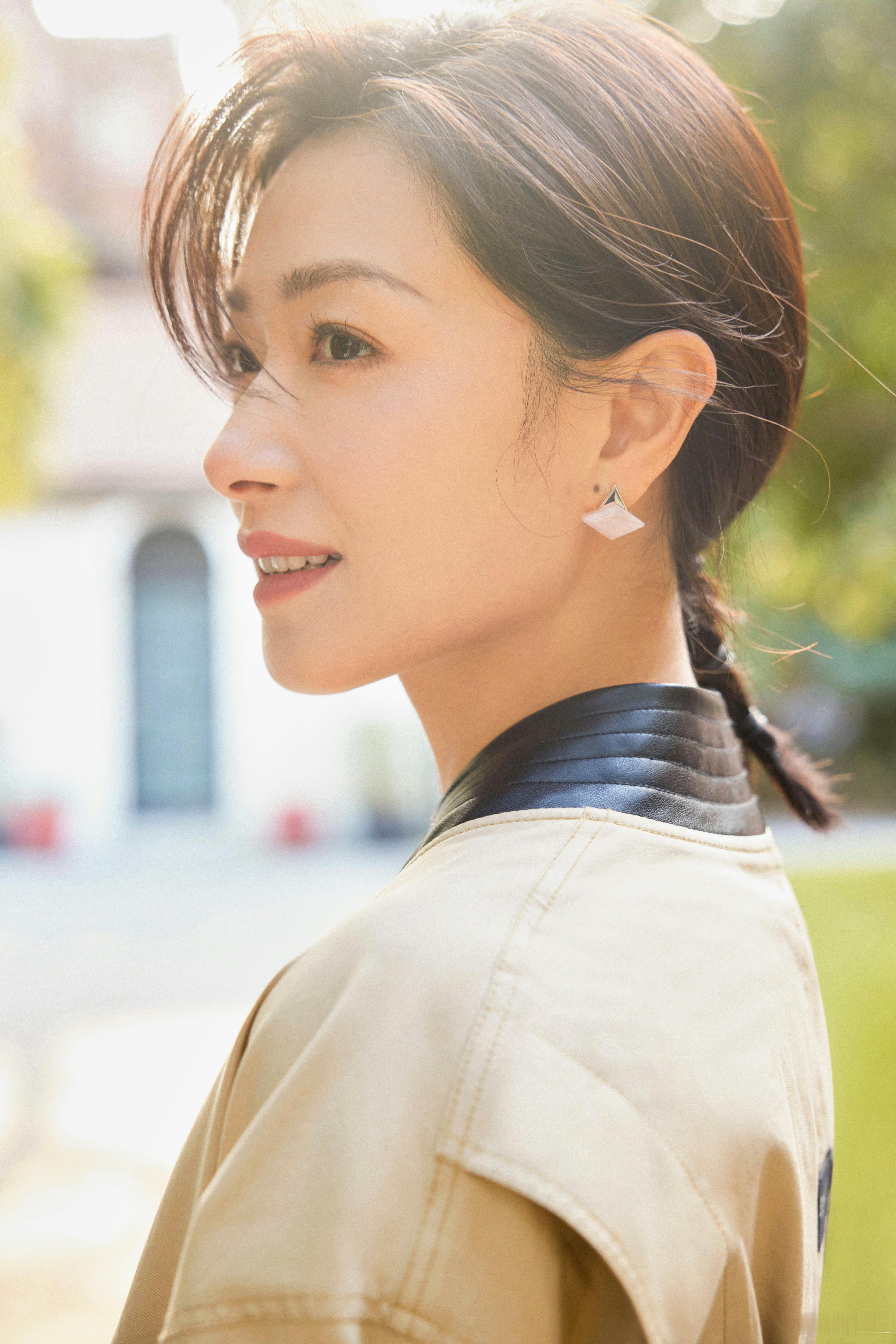 万茜 👗 早春穿搭黑色丝袜➕卡其色套装，青春时尚感拉满🍃 ​​​