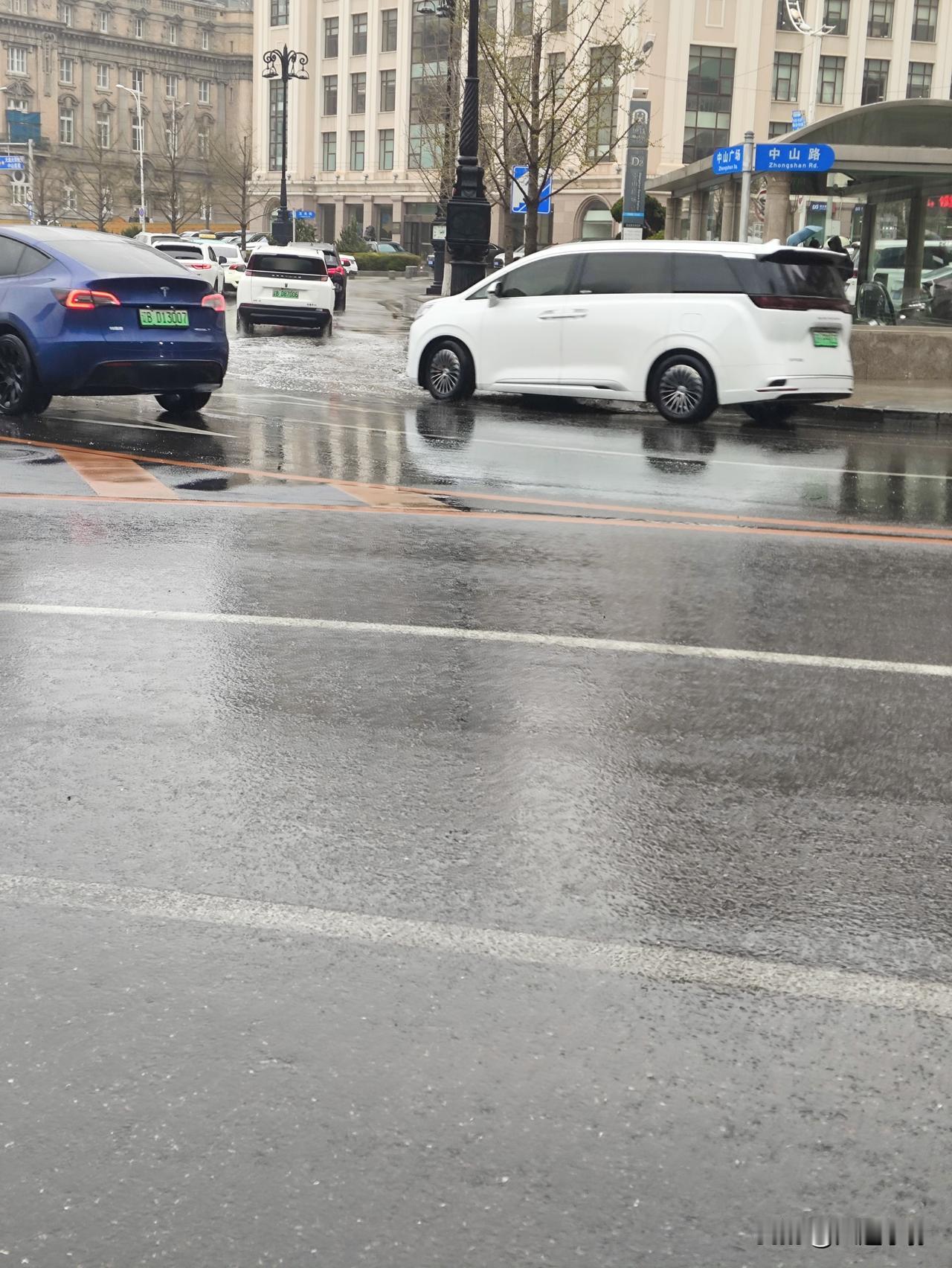 大连雨天糟心！中山广场积水、扶梯坏，地铁增收拼了
 
今天大连下小雨，没穿鞋套的