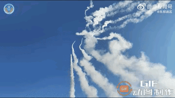 岛边海域的大型烟花秀，显然是炮火轮191的杰作，炸的是相当漂亮，让观众们很直观的