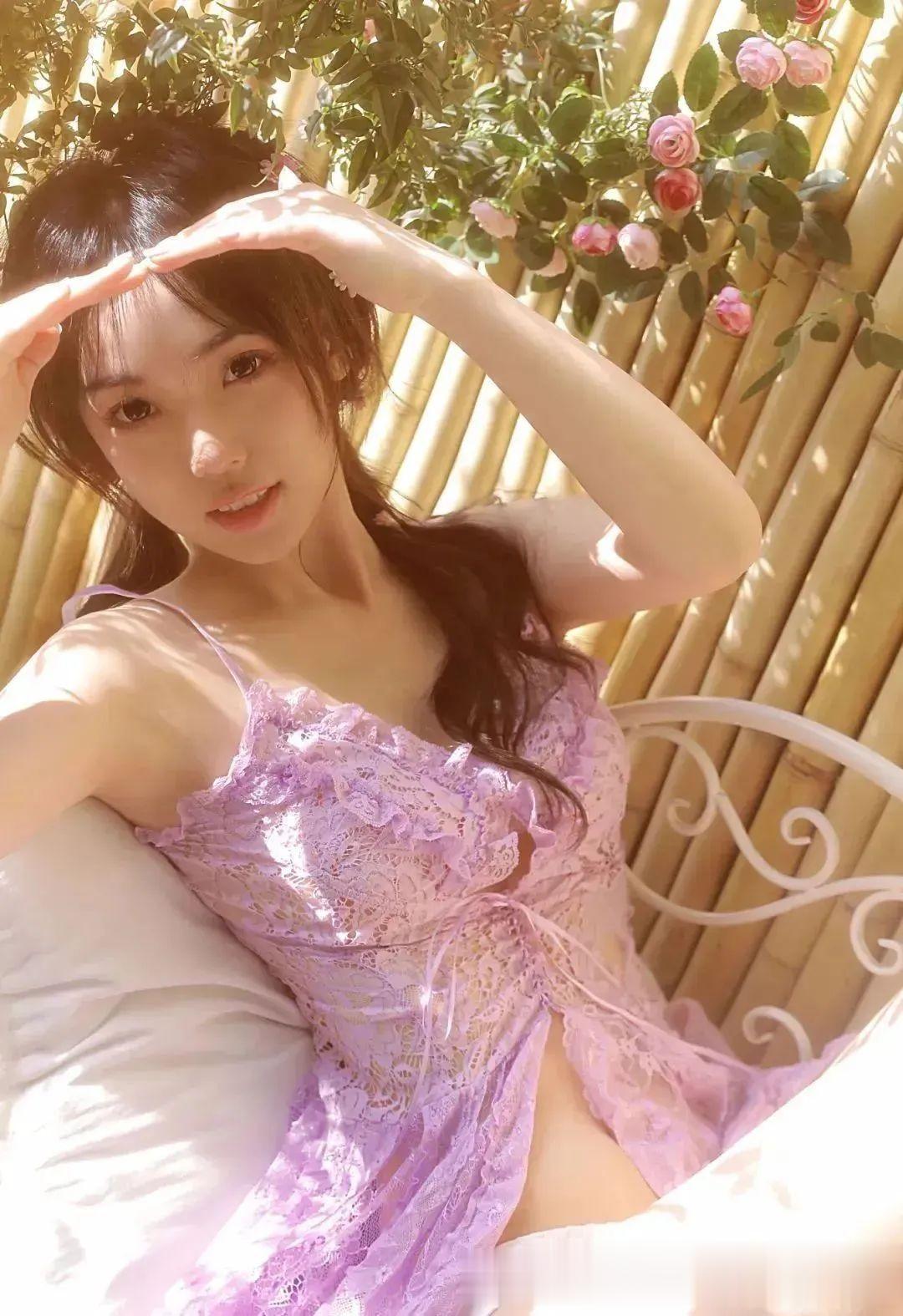 男：嘿，你在干嘛呢？
女：我有点忙。
男：哦，我想你了。
女：嗯，我知道。
男：
