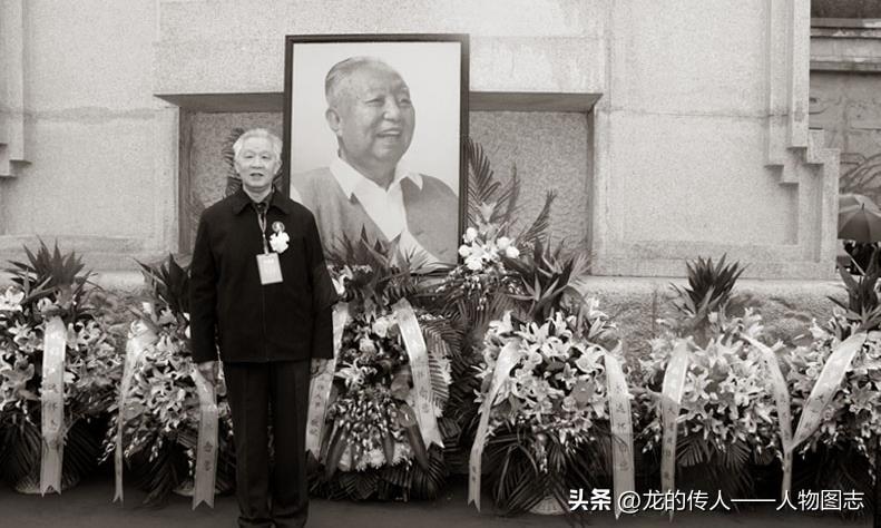 2011年11月，曹万贵在华国锋骨灰安放仪式上。