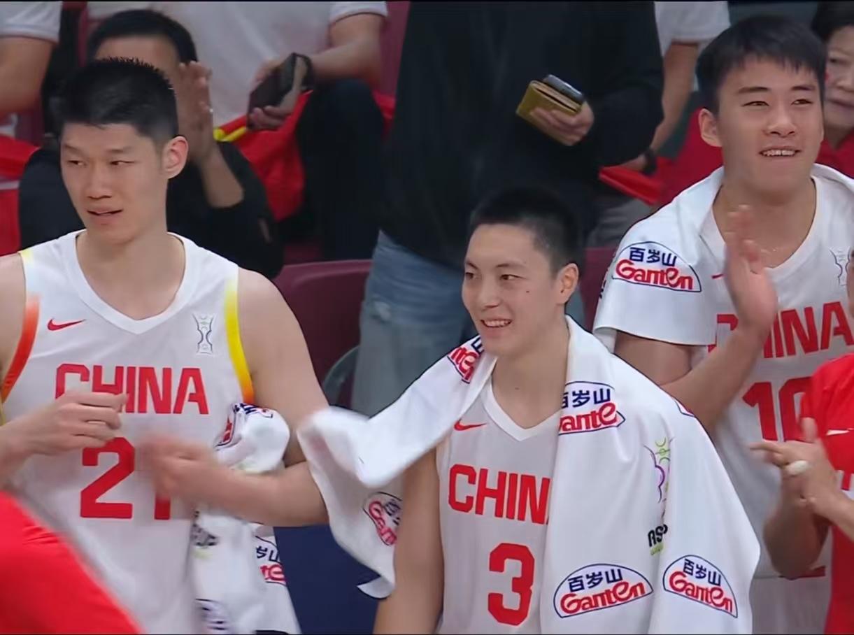 即使不被看好的时候，往往最能逼出一支队伍的血性
中国男篮向来有逆境发力、以拼破局