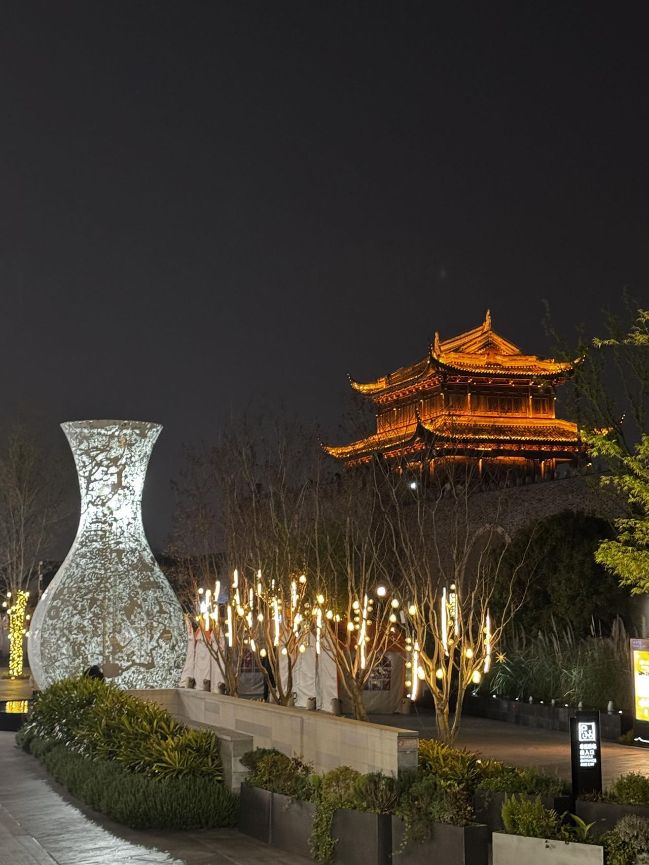 分享一下你随手拍的照片苏州相门的古城楼旁边，立着现代宝瓶雕塑又透着新潮劲儿，老古