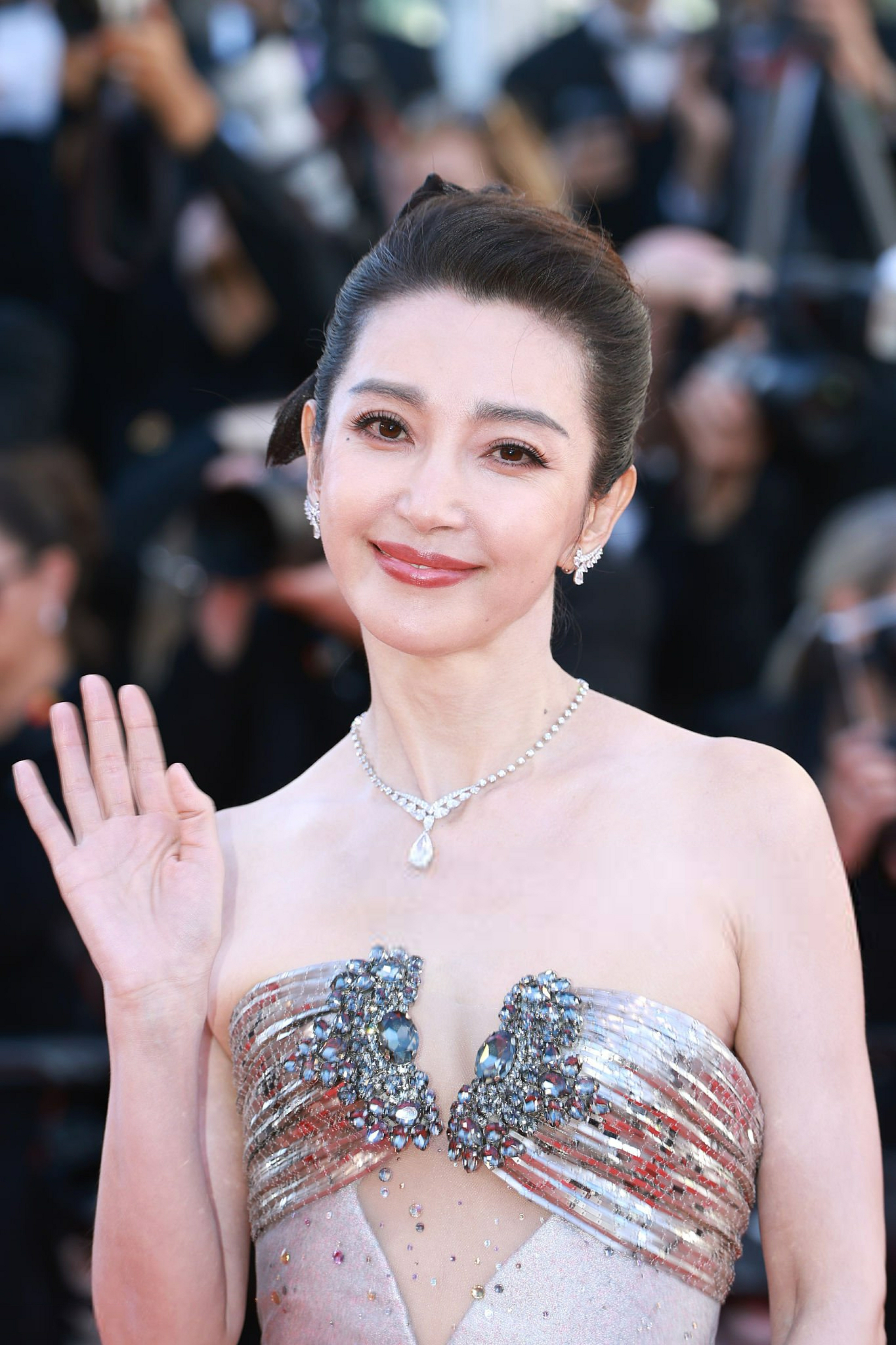好美啊！李冰冰优雅亮相第79届戛纳电影节《因果报应》首映礼！！！