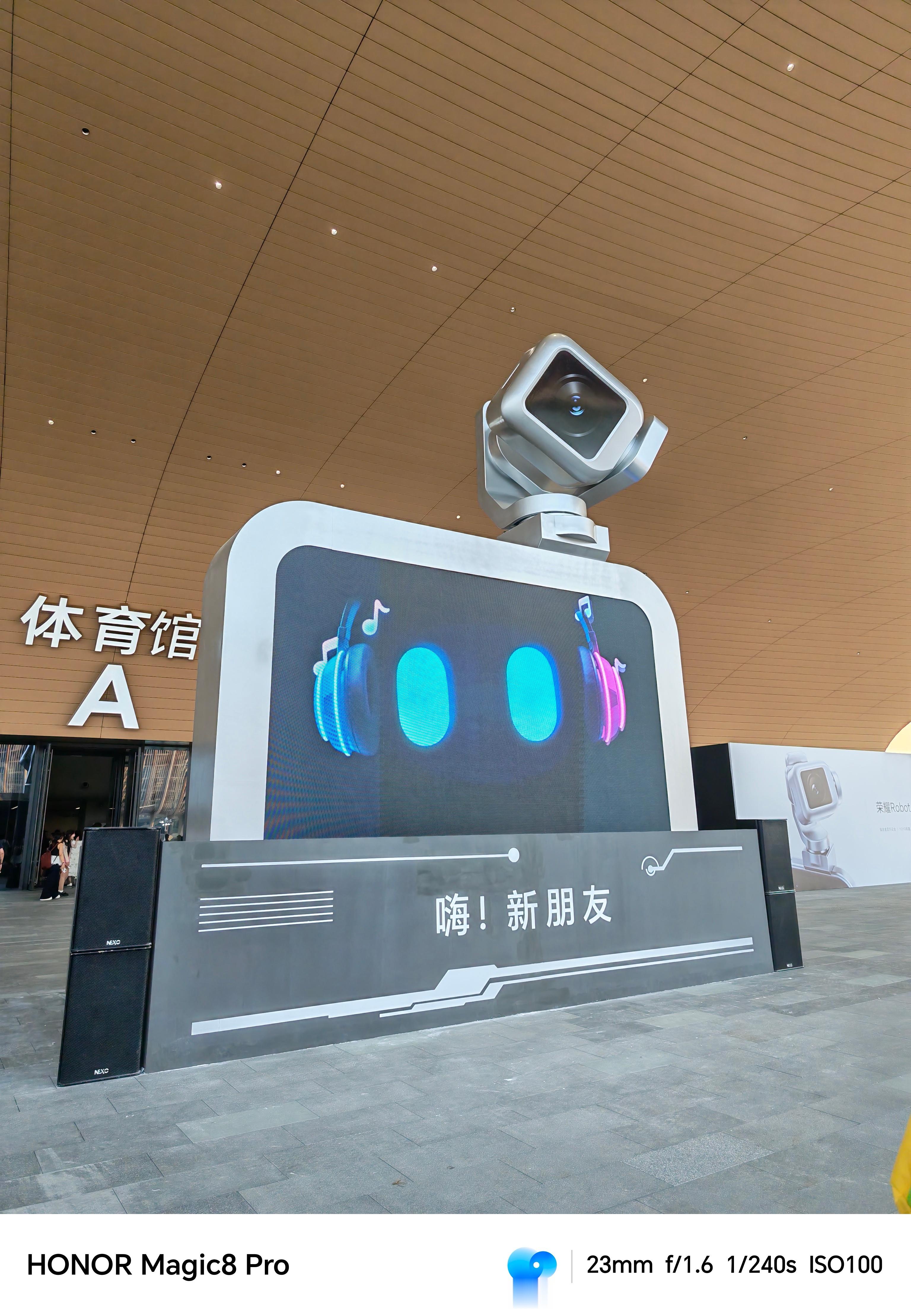 哦吼荣耀Robot Phone发布会就位今天好多人，好戏马上开场！ 