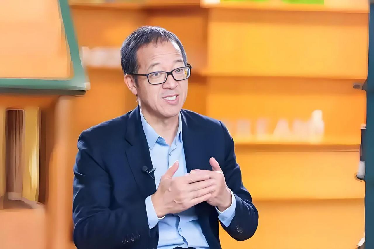 俞敏洪说:“在村里，没人敢得罪我妈。”主持人好奇:“你妈这么厉害啊！”俞敏洪说: