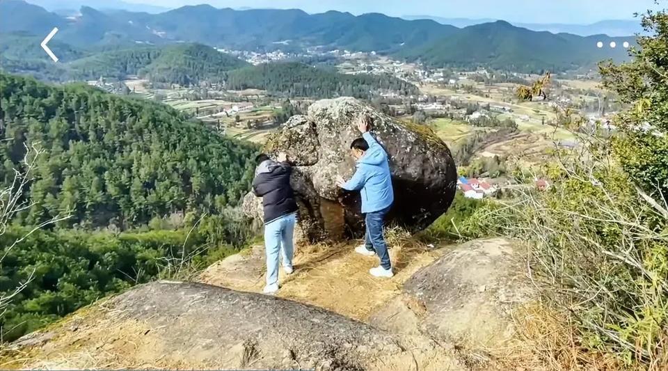你见过没有，在陕西汉中南郑区，一座山顶上有一块30吨重的巨石可晃动。当地文旅局：