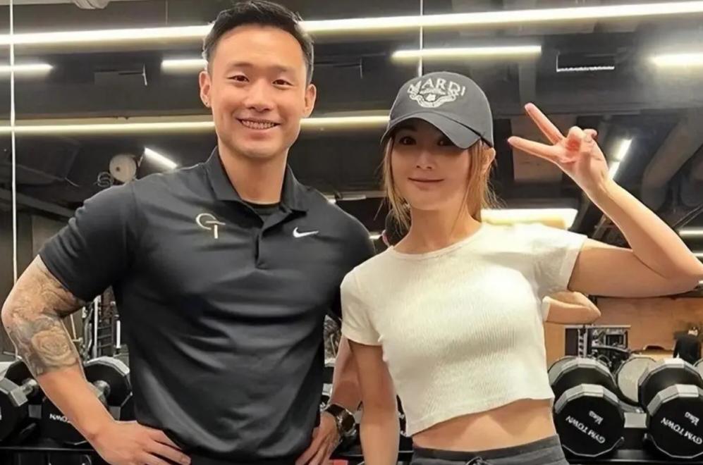 43岁蔡卓妍官宣再婚！邂逅健身教练喜结良缘，呵呵。这星球上有感情专一的健身教练吗