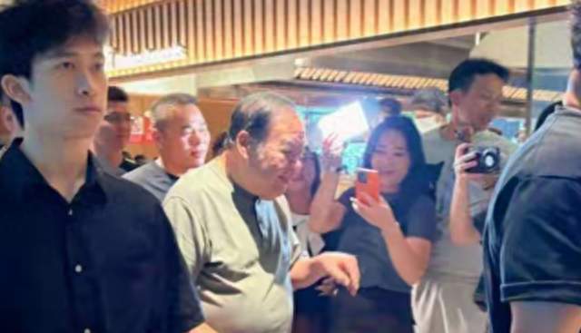 75岁“肥猫”郑则仕近照，大口吃火锅，听周润发建议减重35公斤