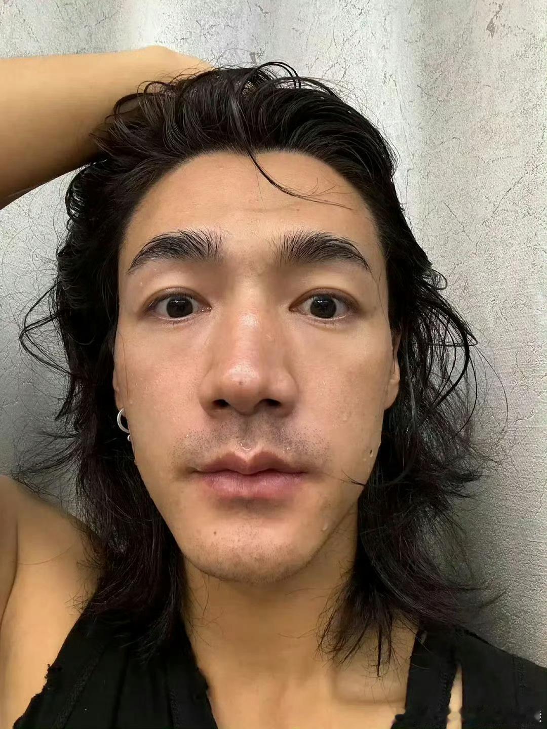 此沙被审判不是白袜子就谢天谢地了，女粉喜不喜欢我不知道，但是这种营业晒图会吸引一