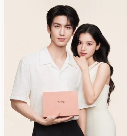 张凌赫和张婧仪的合体大片，95生颜霸和95花颜霸同框了，你觉得两人般配吗？ ​​