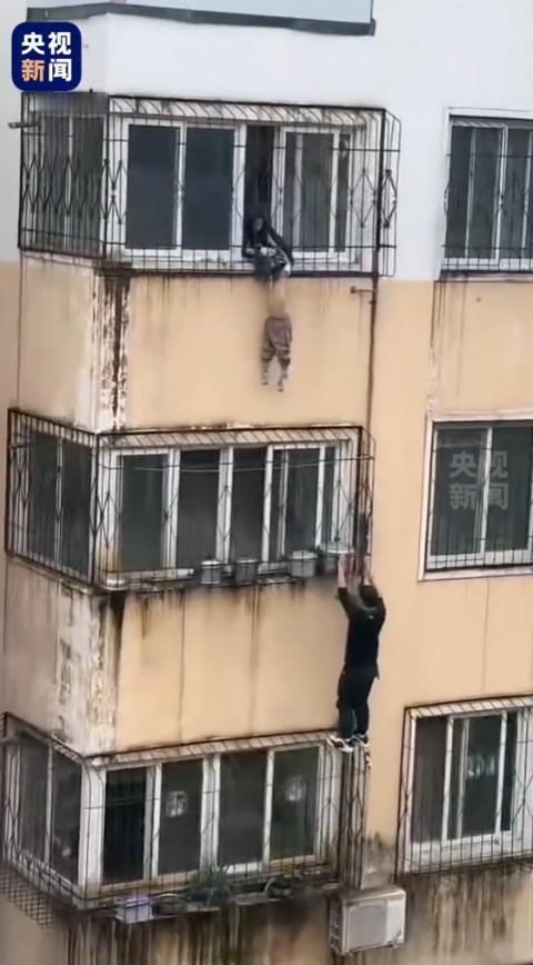 “这个外卖员火到央视新闻！”在开封，发生了一场惊心动魄的救援——一个幼童头卡在防
