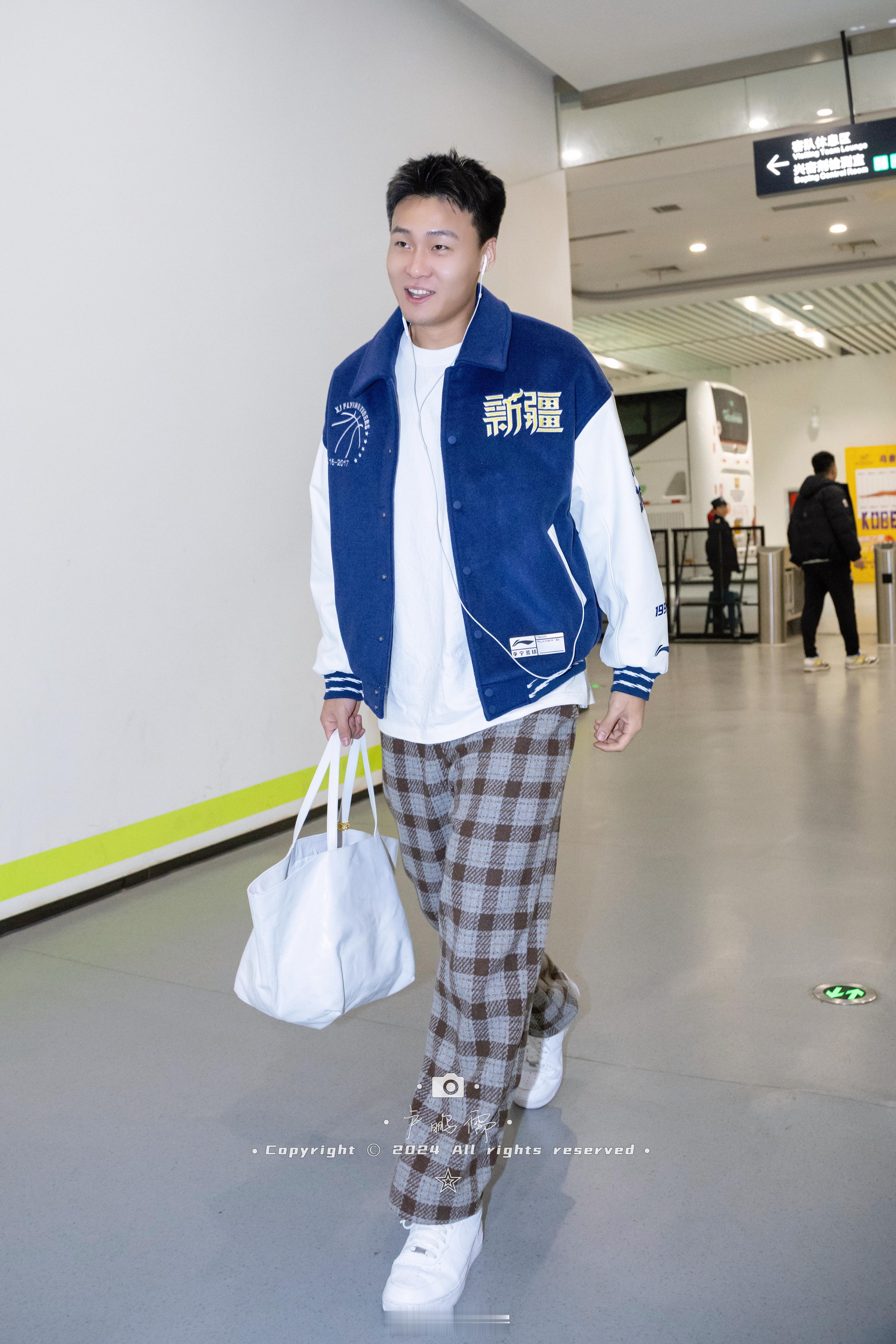 滴滴滴，让一让！球员通道有男模队来袭——赵睿  