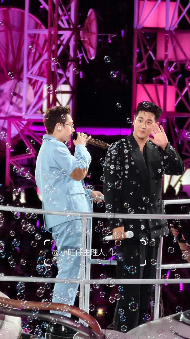 汪苏泷周兴哲错位图吓我一跳汪苏泷鸟巢演唱会惊喜请来周兴哲同台合唱，本来氛围感满满