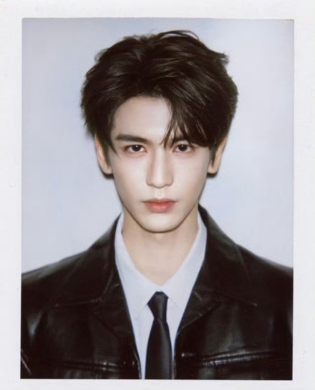 张凌赫摄影师 撕拉片不是P的 粉丝问张凌赫撕拉片的摄影师：“撕拉片可以P吗”，对