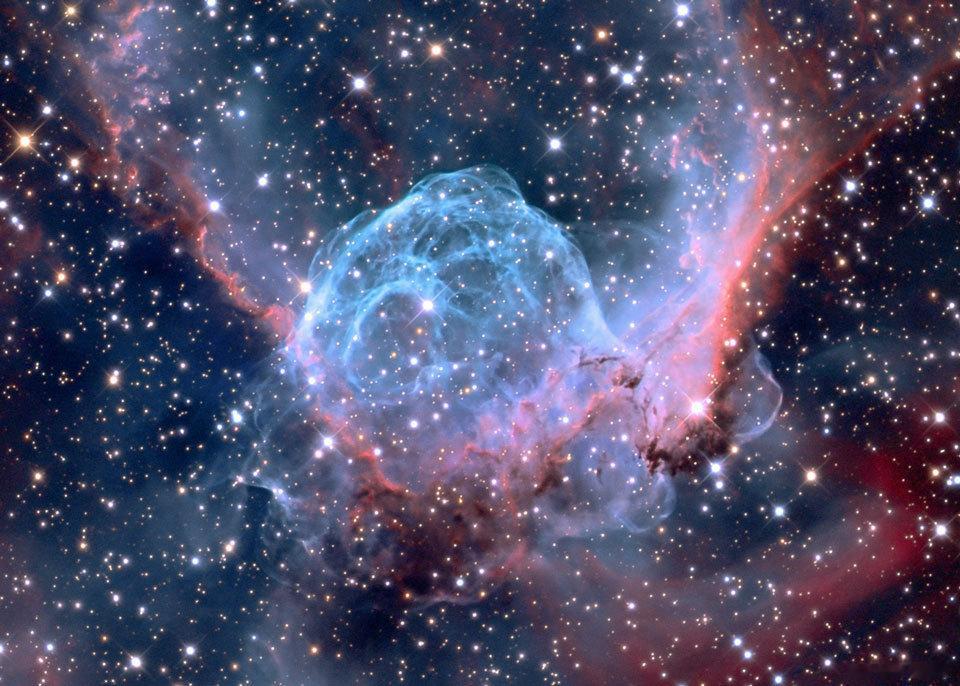 #每天一天文图# 这团带着侧翼的头盔状宇宙云，常被称为是雷神(索尔)的头盔。#转