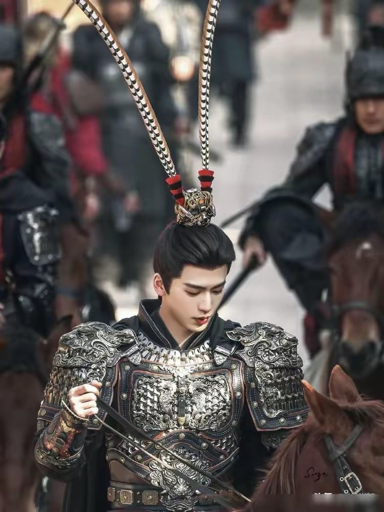 张凌赫的“鸡毛”，值15亿。《逐玉》热度破3万，刷新平台纪录。但观众吵翻了天。焦