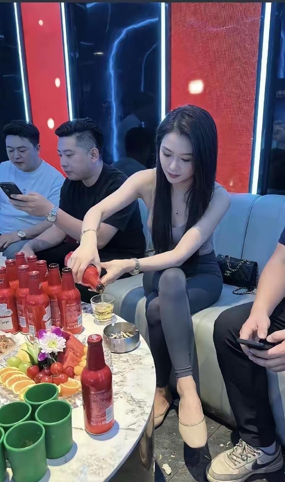 我一个朋友真是太傻了，怎么劝也没用，竟然喜欢上一个在商k上班的女生。
我告诉他，