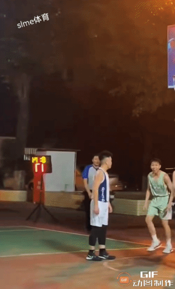 争议球：是不是走步违例？