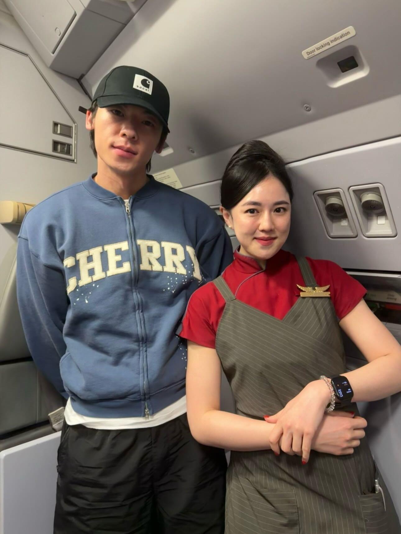 没睡醒的许光汉就是一只好呆的大狗！前几天回台北飞机上和空乘的合照～好呆啊啊啊啊啊