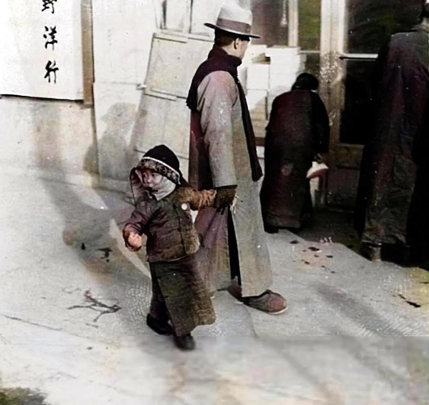 1939年北京的冬天。时隔多年后1996年的北京，这时的小孩子们穿的颇有味道了。