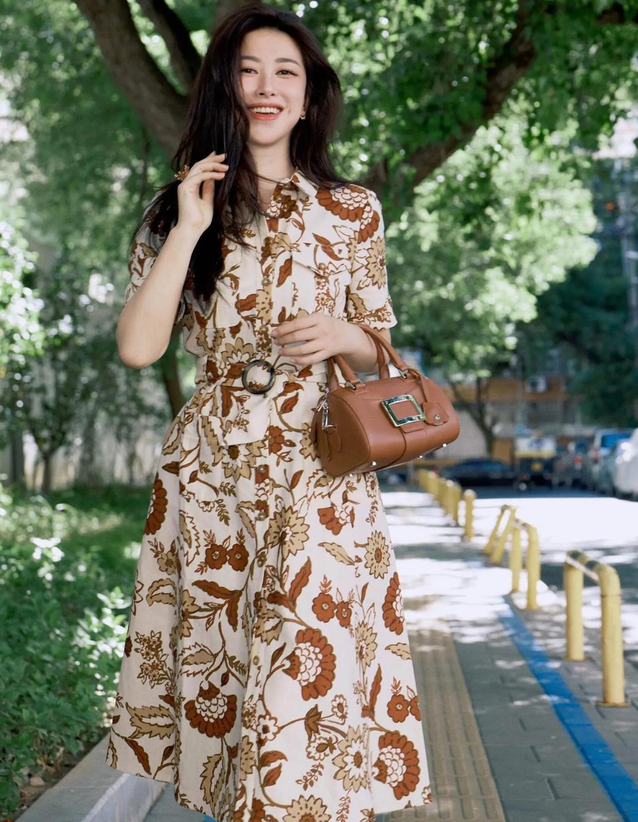 看朱珠这造型，突然就悟了！😮‍💨
中年女人不想穿得太老气，又怕太夸张显突兀，