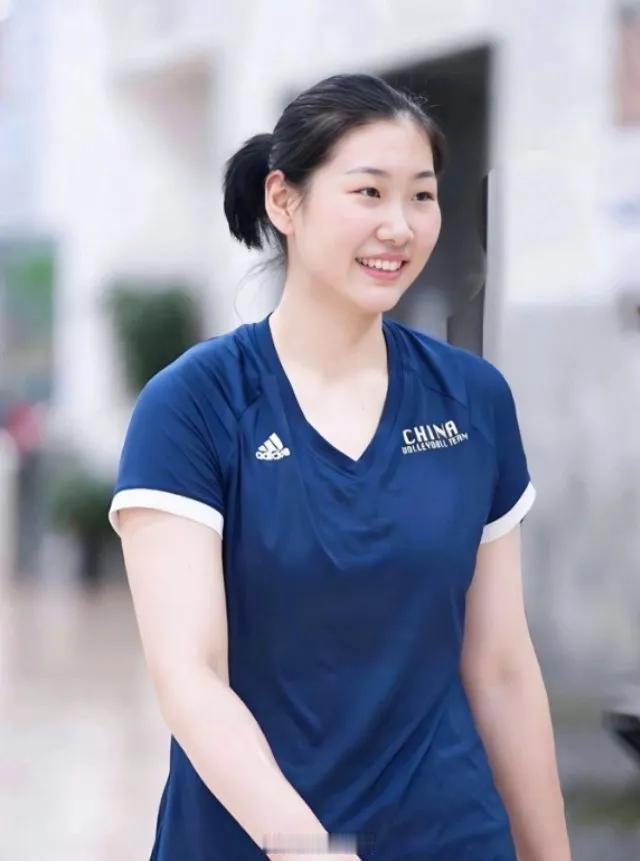 李晨暄是联赛最佳主攻，带山东队拿到了联赛铜牌，到世联赛上怎么样？难道她不比季雨潇