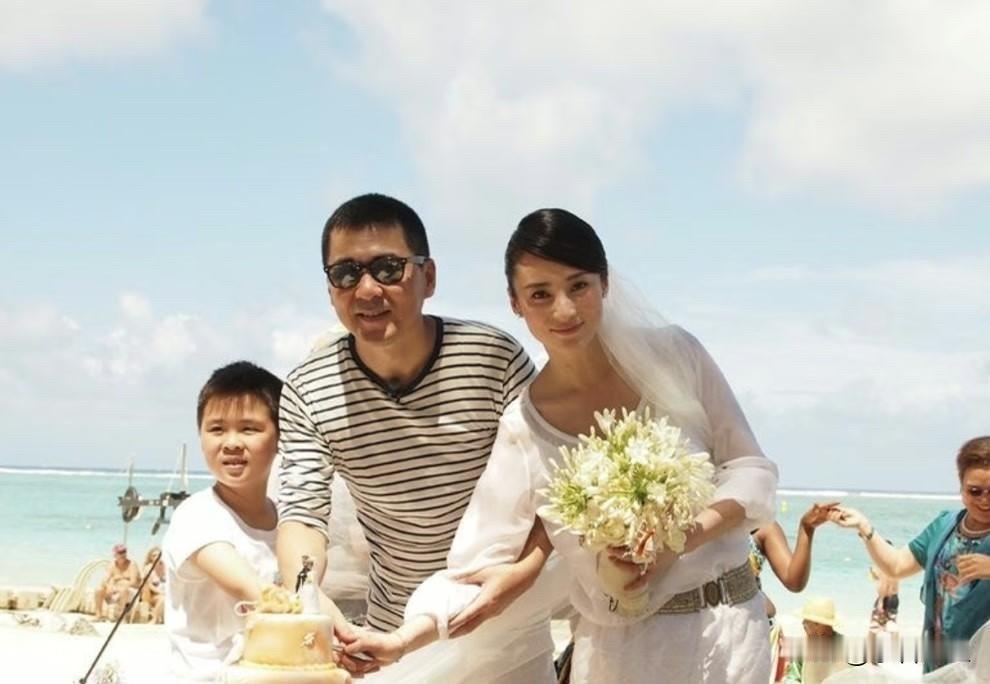 看大家都在劝蒋勤勤离婚，
我就放心了，
大美女都被婚姻折腾成这样，
还有啥不平衡