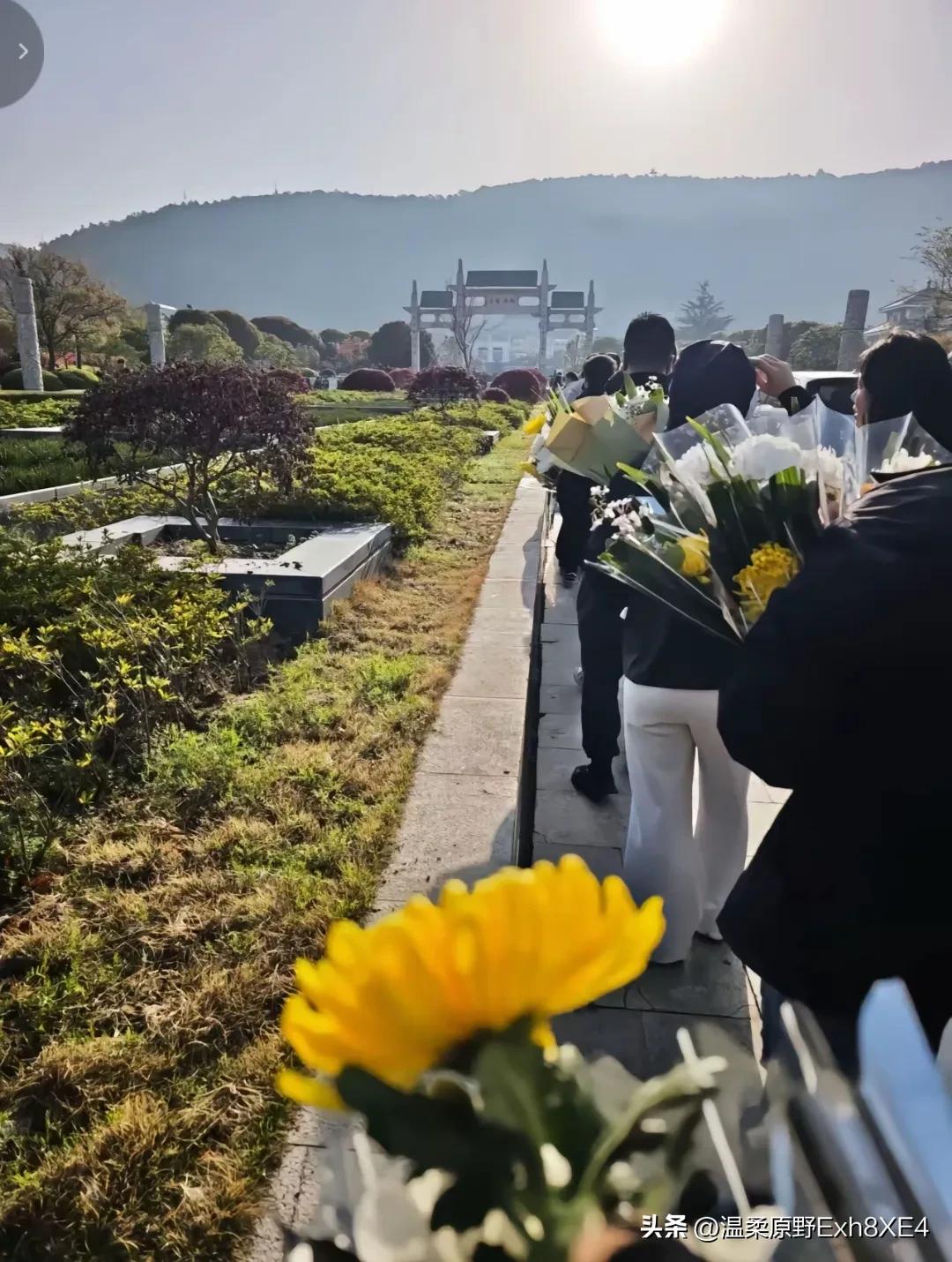 张雪峰也没想到，有一天他走了，会有万人相送吧！

没有网红直播、凑热闹；没有高官