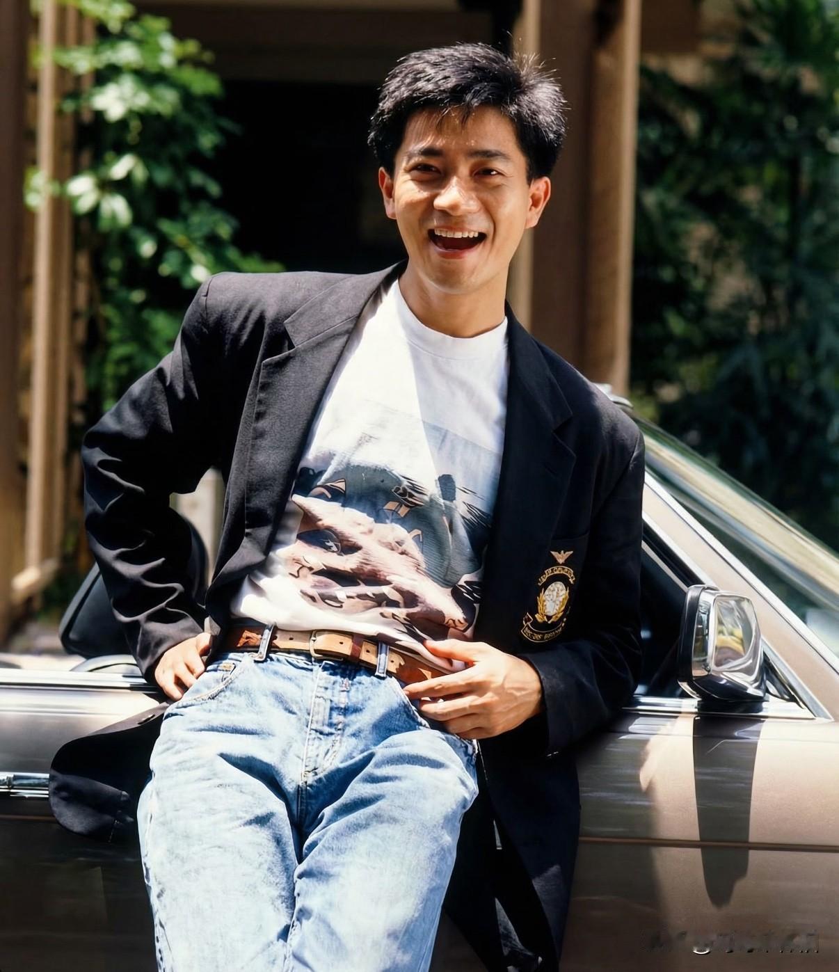 🎆怀念陈百强👉一件宽松白T、水洗牛仔裤，再搭一件随性的西装外套，往跑车旁一靠