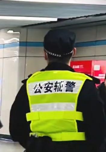 过去十年，辅警队伍发生显著变革，从职业认同度低转变为基层治安中不可或缺的力量。