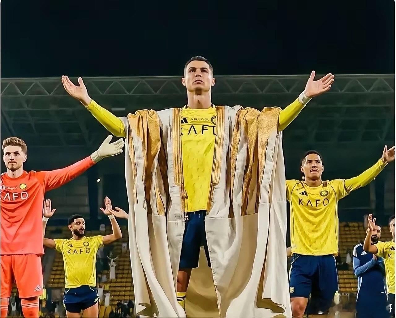 凌晨的沙特联赛，利雅得新月意外平局，让C罗和利雅得胜利看到了夺冠的曙光！此前落后