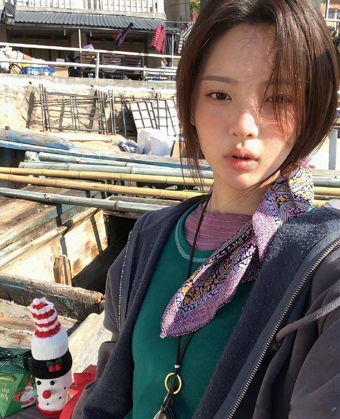 杨超越居然把这么丑的衣服穿出了一种古着感，果然美女就是批麻袋都能出片的 