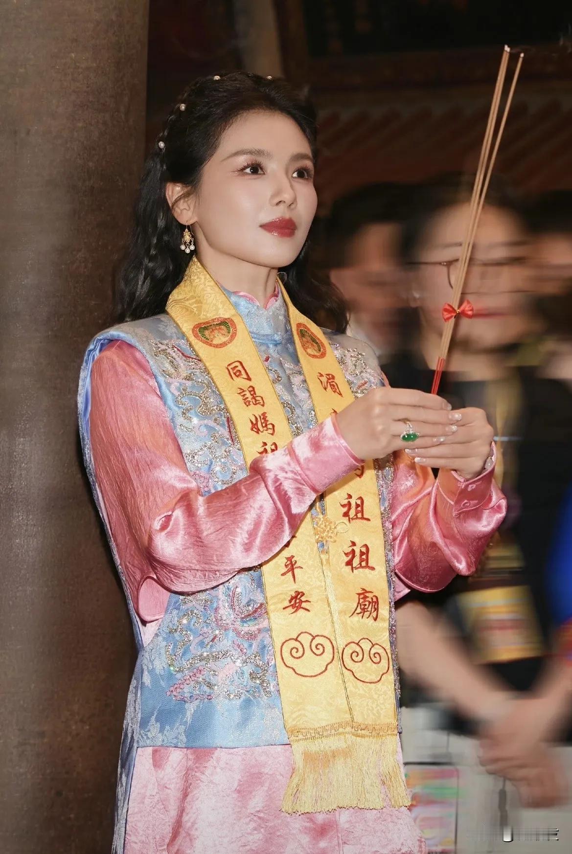刘涛这个人，
你不能细看，
因为你越仔细看，越会觉得她这个人的长相太有神性了！