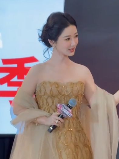 截了几张杨紫的图片，皮肤状态没什么问题，就是身材还是有点显壮，这或许就是为什么要