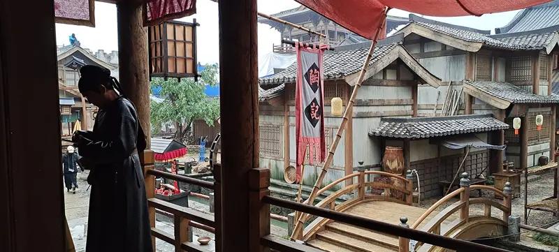 11月27日，成毅在拍《两京十五日》屋顶逃亡戏时出意外了。威亚牵引失控，他胸部撞