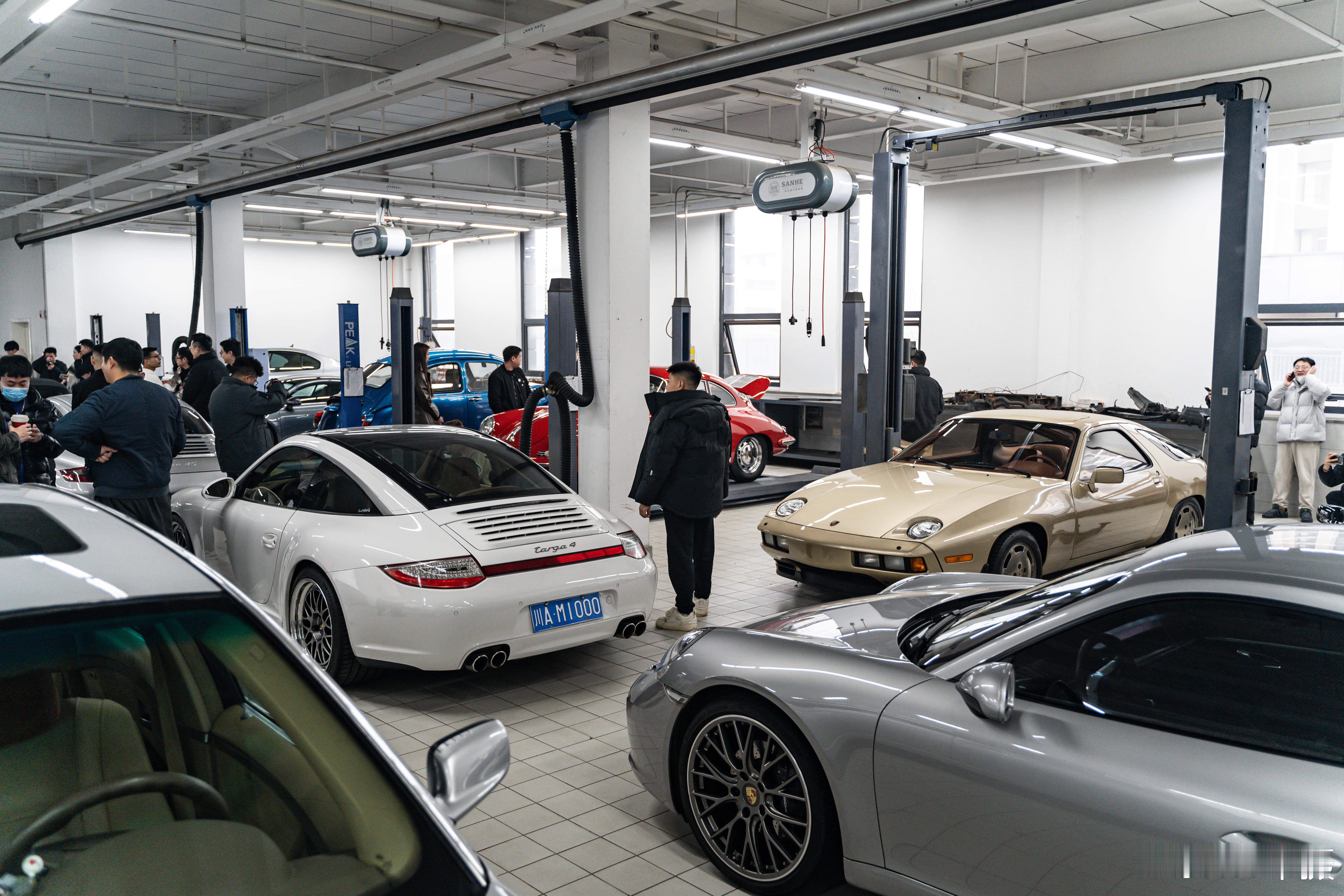 PORSCHE 928作为保时捷第一部V8车型，也是当时唯一的前置V8引擎COU